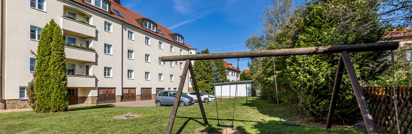 Fotos des Spielplatzes hinter dem Mehrfamlienwohnhauses in der Rathenaustraße 31-35 in Leipzig