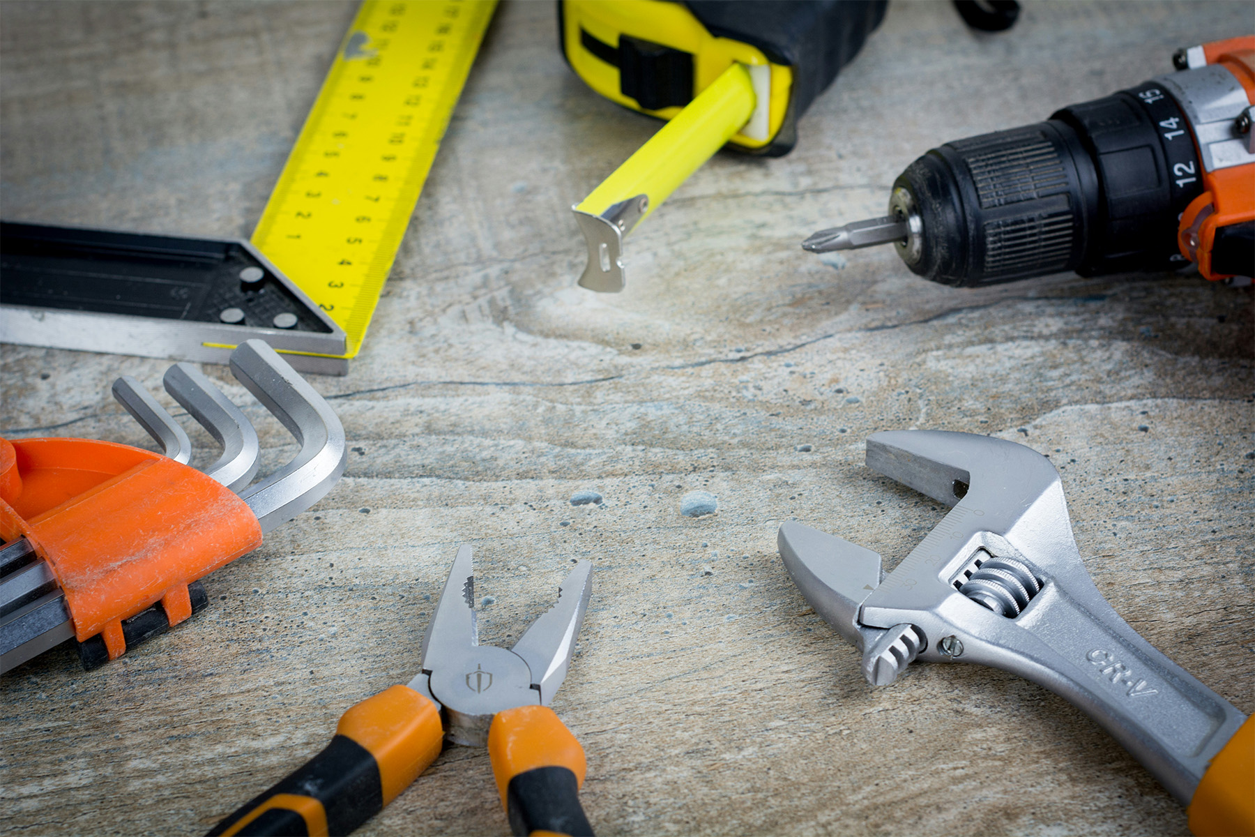 Foto von Werkzeugen unsortiert auf einer Arbeitsplatte